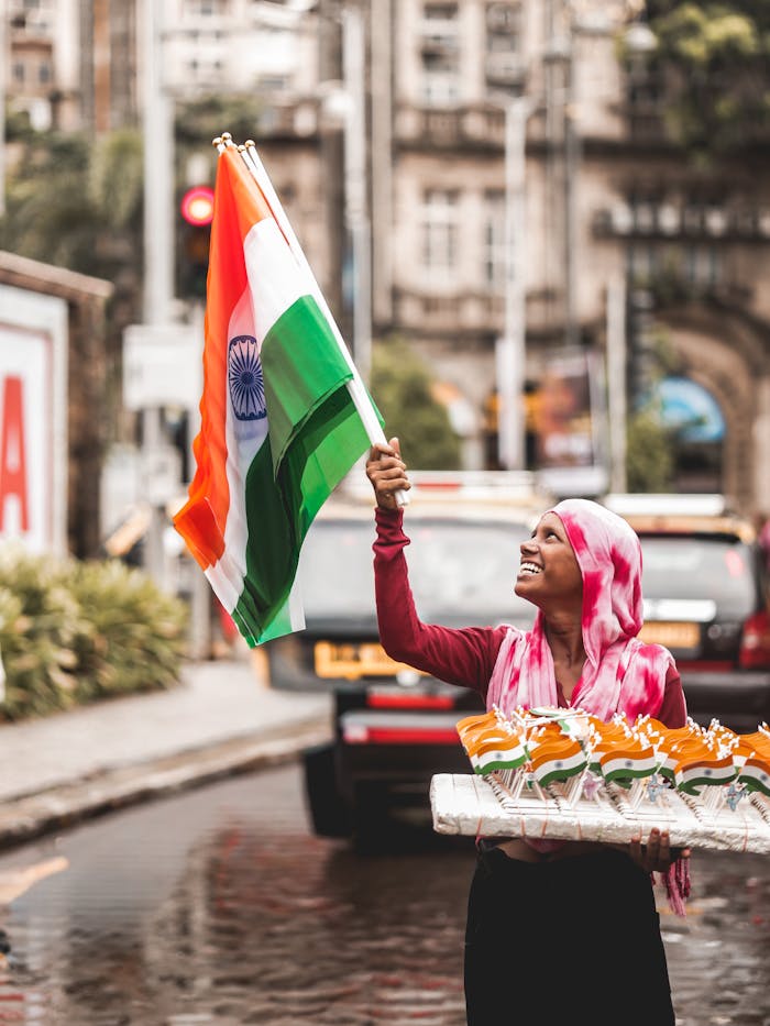 woman-selling-indian-flags-on-city-street-33451084